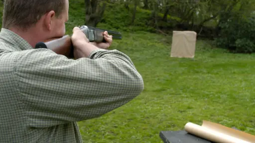 Prøveskydning på skive.