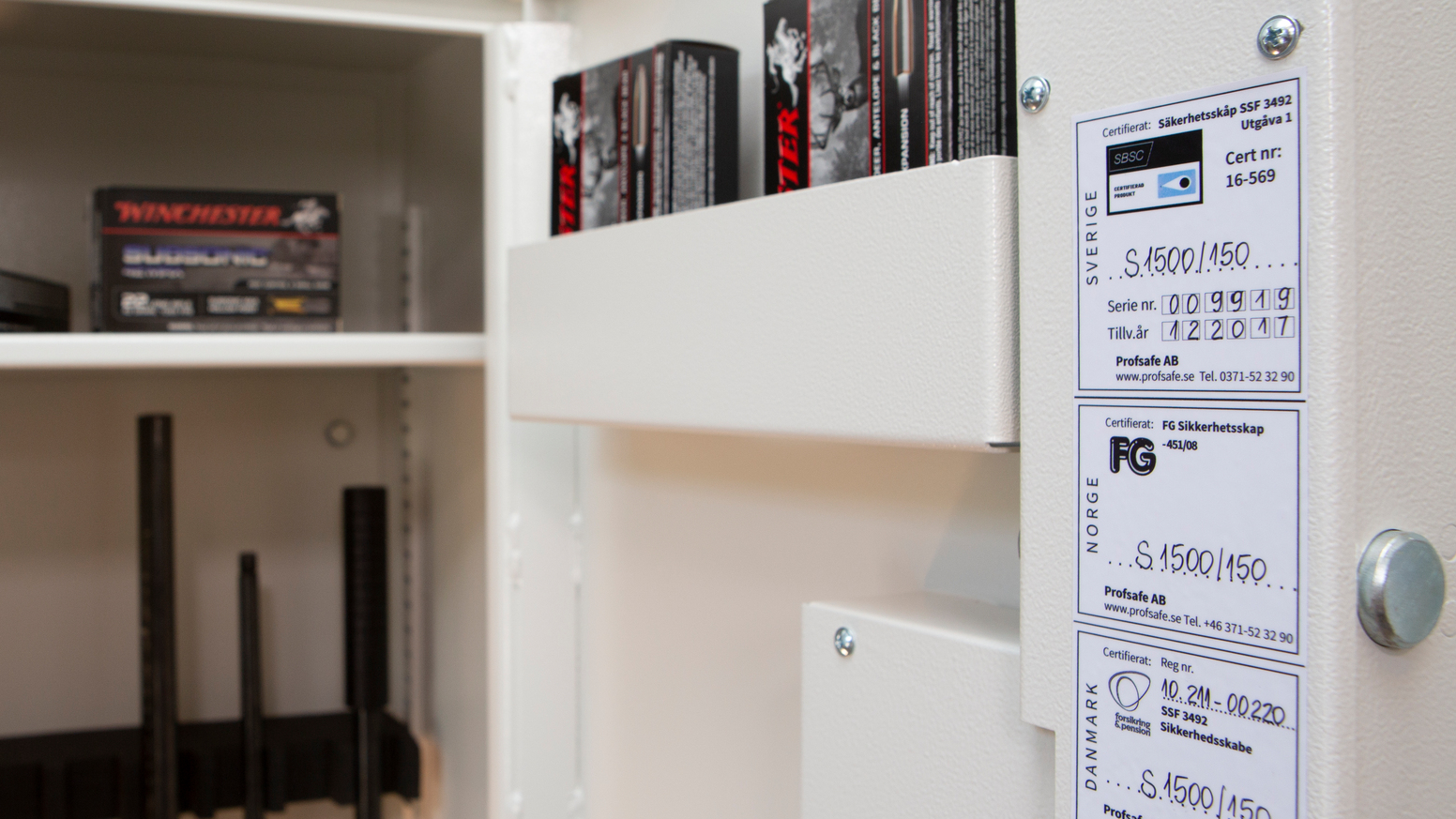 Våbenskab med certifikat.