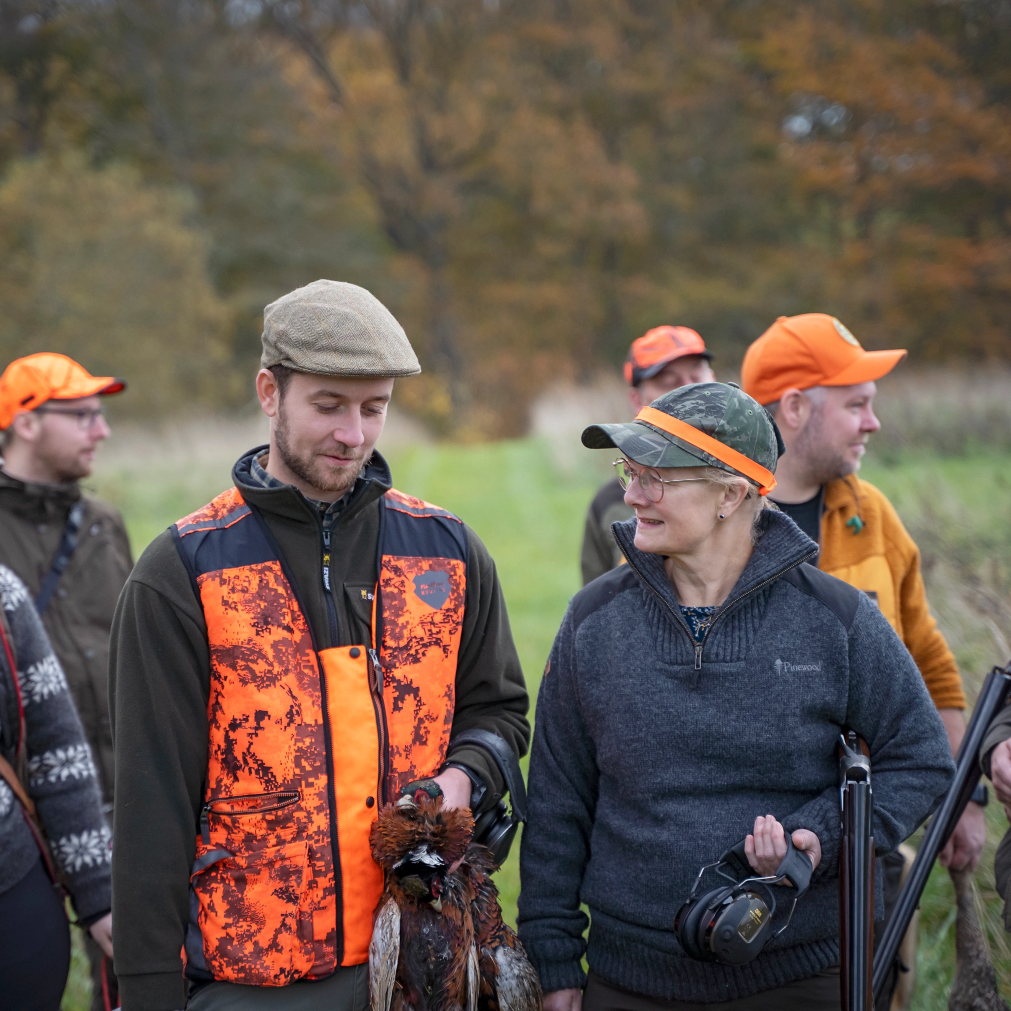 En flok glade jægere på jagt